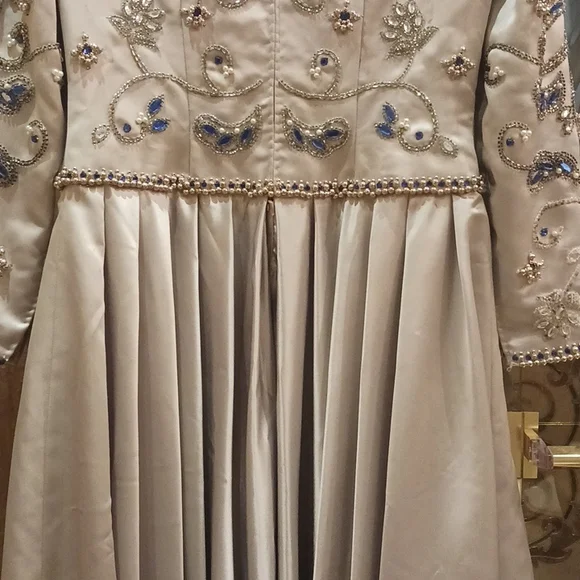 VICTORIA ROYAL LTD GOWN SIZE 10